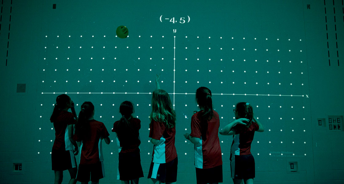 Grupo de niñas y niños jugando con Lü interactive