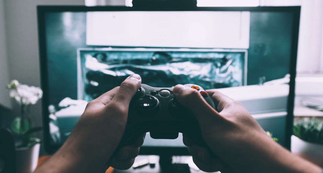 Imagen de una persona jugando a videojuegos