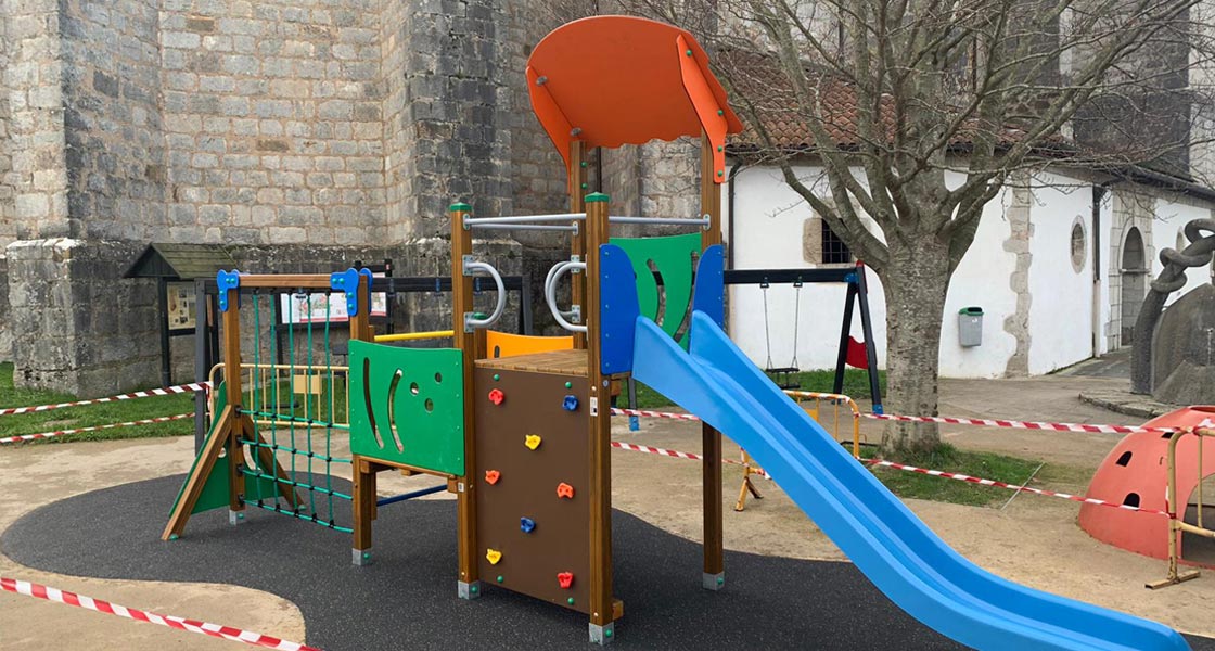 Parque infantil precintado durante el covid-19 o coronavirus