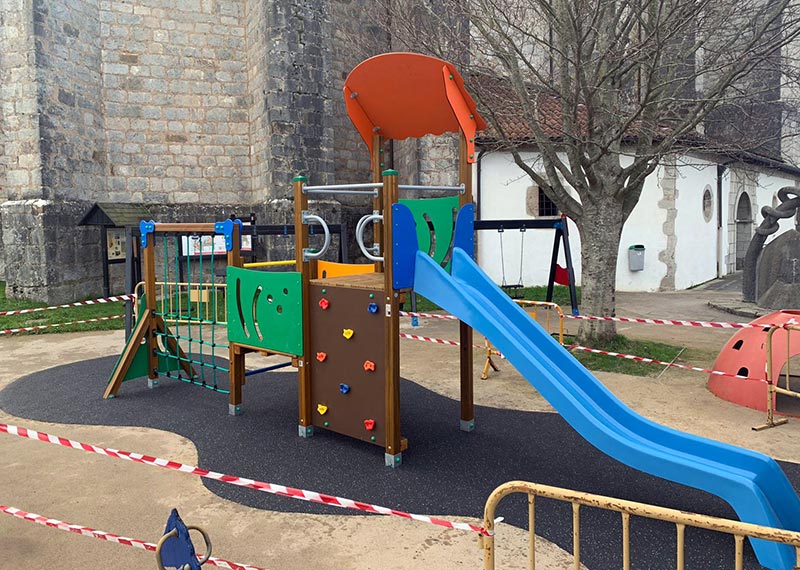 Parque infantil precintado durante el covid-19 o coronavirus